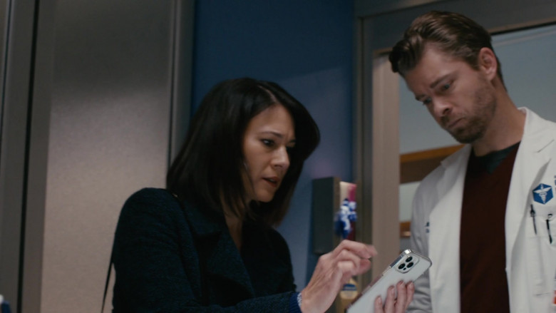 Apple iPhone Smartphone in Chicago Med S09E02 "This Town Ain't Big Enough for Both of Us" (2024) - 460262