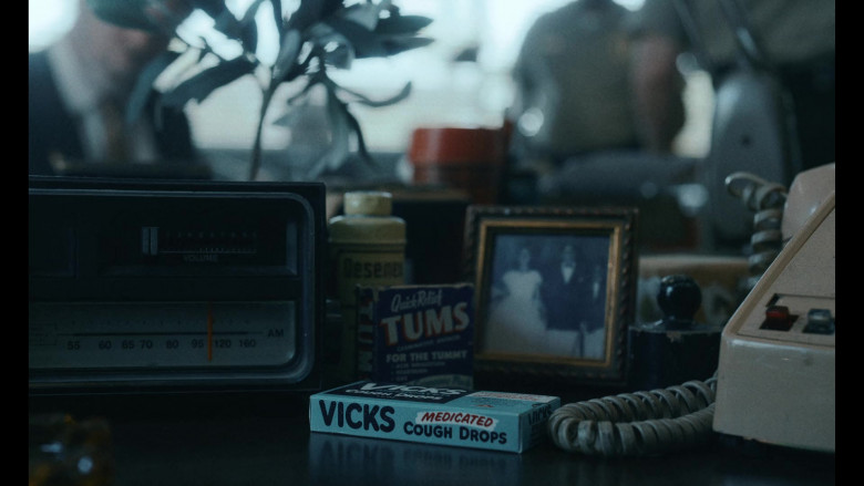 Tums and Vicks Medicated Cough Drops in Griselda S01E02 "Rich White People" (2024) - 459848