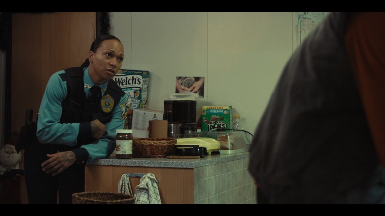 Welch's Fruit Snacks, Quaker Oats and Kellogg's Apple Jacks Cereal in True Detective S04E01 "Part 1" (2024) - 456869