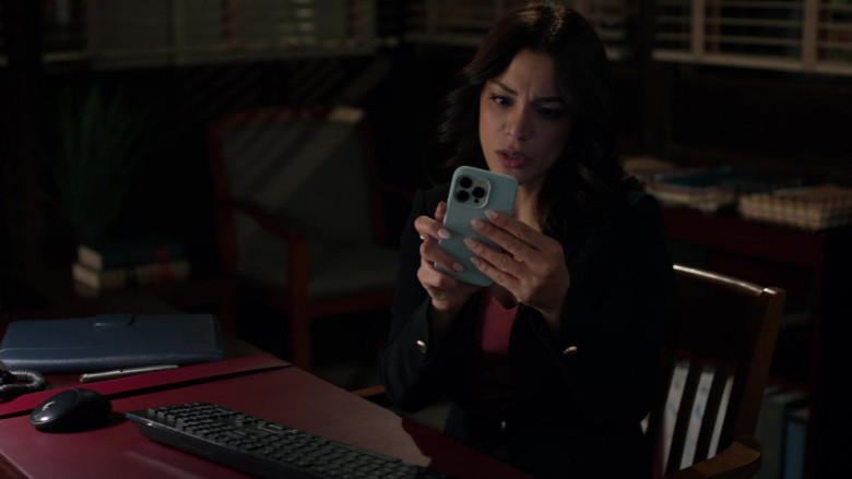 Apple iPhone Smartphones in Law & Order S23E01 "Freedom of Expression" (2024) - 457993