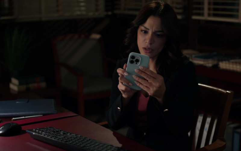 Apple iPhone Smartphones in Law & Order S23E01 "Freedom of Expression" (2024)