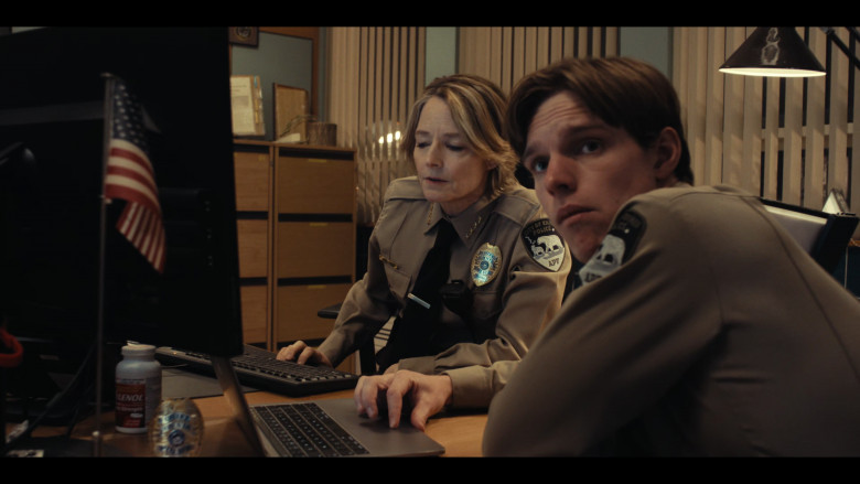 Tylenol and Apple MacBook in True Detective S04E01 "Part 1" (2024) - 456864