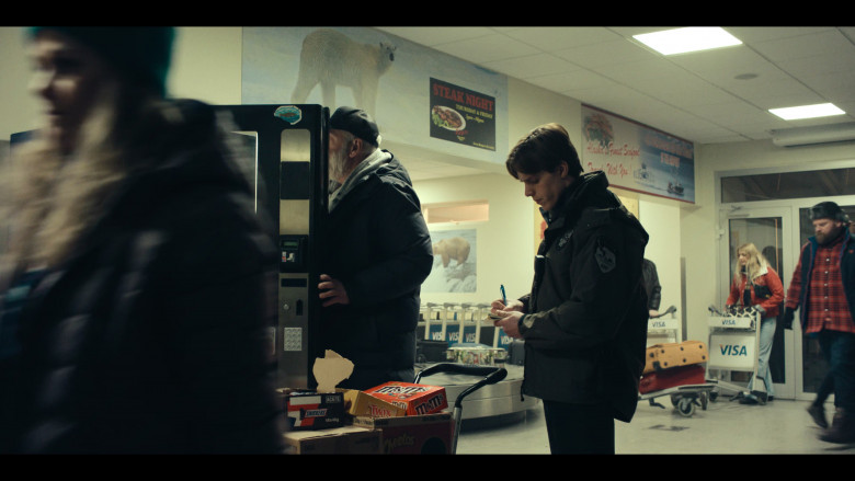 Snickers, Twix, M&M's, Cheetos and VISA in True Detective S04E02 "Part 2" (2024) - 459120