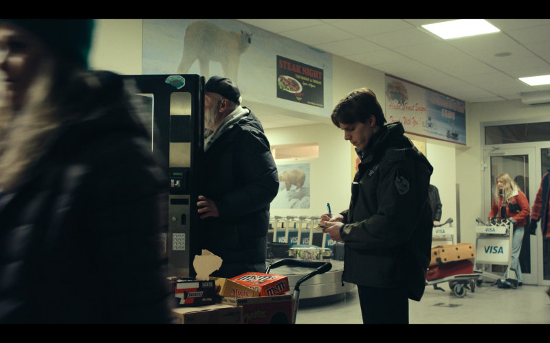 Snickers, Twix, M&M's, Cheetos and VISA in True Detective S04E02 "Part 2" (2024)