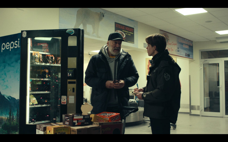 Pepsi, Cheez-It, Funyuns, Nature Valley, Snickers, Twix, M&M's and Cheetos in True Detective S04E02 "Part 2" (2024)