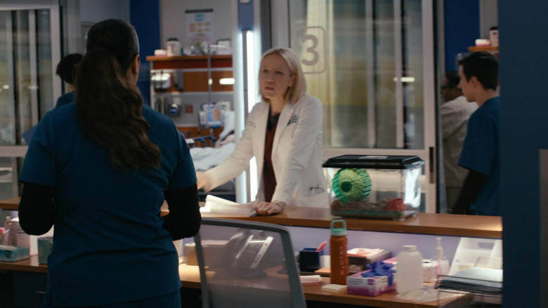 Kleenex Tissues in Chicago Med S09E01 "Row Row Row Your Boat on a Rocky Sea" (2024) - 457578