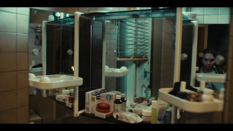 o.b. Tampons and Nivea Wipes in True Detective S04E03 "Part 3" (2024) - 462366