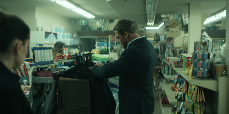 Pringles Chips and Sour Patch Kids Candy in Reacher S02E06 "New York's Finest" (2024) - 453148