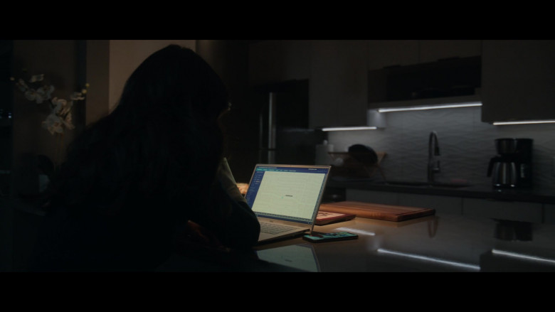 Dell Laptop in The Brothers Sun S01E05 "The Rolodex" (2024) - 452343