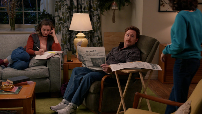 Nike Sneakers in Ted S01E02 "My Two Dads" (2024) - 454768