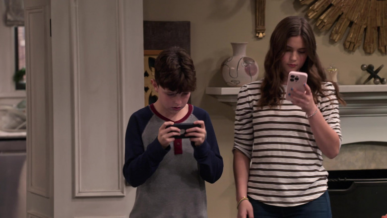 Apple iPhone Smartphone in Extended Family S01E02 "The Consequences of Making Yourself at Home" (2024) - 451713