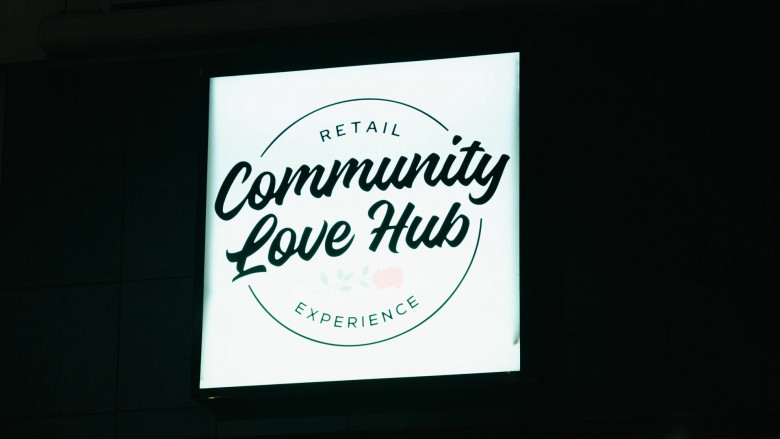 Community Love Hub Store in Hush S02E06 "Son of a Gun" (2024) - 455406