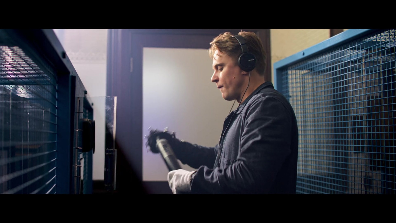 Sony Headphones Of Billy Magnussen As Magnus In Lift 2024   484 ProductPlacementBlog.com Lift 2024 Film Brand Tracking Timecode H00M08S03 1536x864 