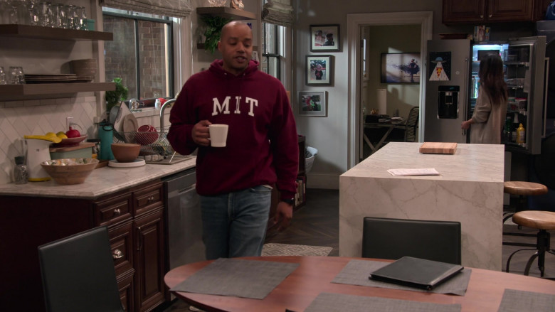 MIT Hoodie in Extended Family S01E03 "The Consequences of Gaming" (2024) - 454242