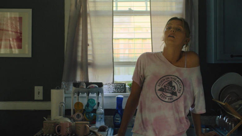 Dawn Powerwash Bottle and Coors Light Tee in Hightown S03E01 "Good Times" (2024) - 461368