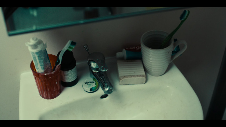 Kleenex Balsam and Colgate Toothpaste in True Detective S04E01 "Part 1" (2024) - 456720