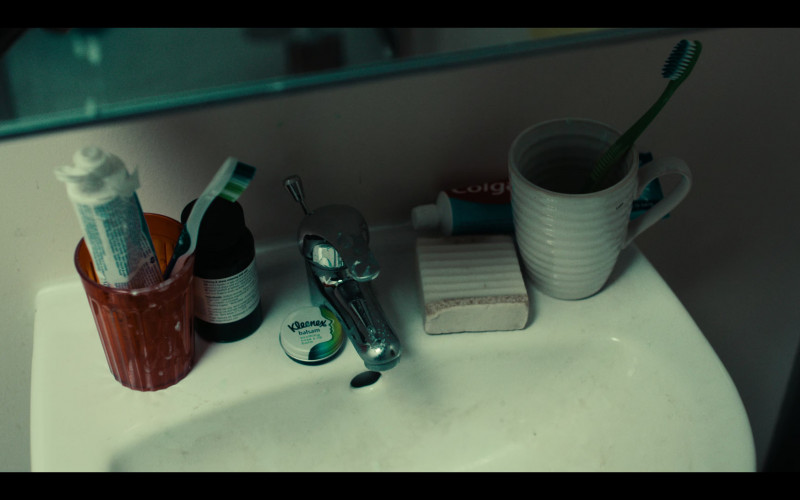 Kleenex Balsam and Colgate Toothpaste in True Detective S04E01 "Part 1" (2024)