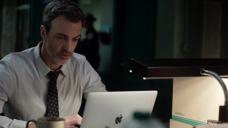 Apple MacBook Laptop in Law & Order S23E01 "Freedom of Expression" (2024) - 458025