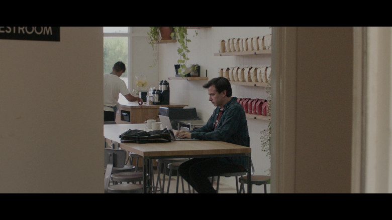 Apple MacBook Laptop in The Curse S01E09 "Young Hearts" (2024) - 453183