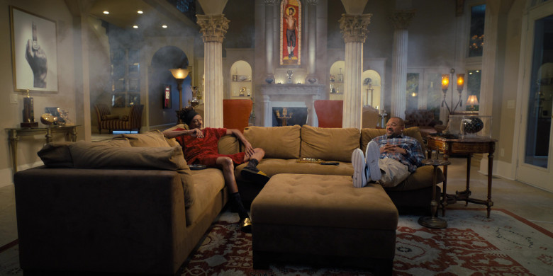 Fendi T-Shirt, Shorts and Socks, Versace Slippers Worn by Snoop Dogg as Jaycen Jennings and Nike Sneakers of Mike Epps as Kareem in The Underdoggs (2024) - 460637