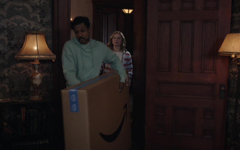 Amazon Prime Box in Ghosts S03E02 "Man of Your Dreams" (2024)