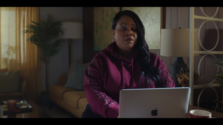 Apple MacBook Laptop in Life & Beth S02E06 "The Work" (2024) - 470166