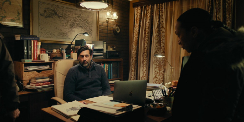 Apple MacBook Pro Laptop in True Detective S04E04 "Night Country: Part 4" (2024) - 464419