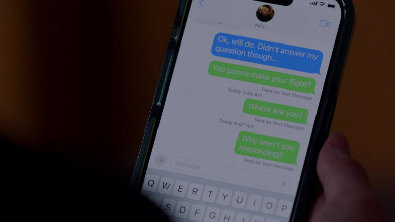 Apple iPhone Smartphone in Chicago Fire S12E06 "Port in the Storm" (2024) - 475756