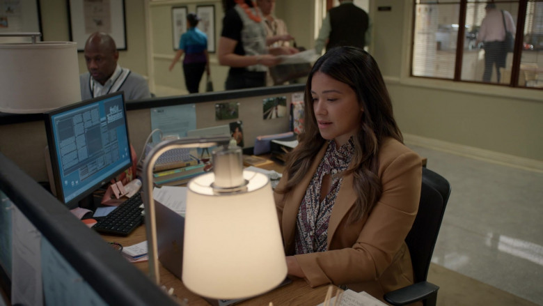 Dell Monitor and Apple MacBook in Not Dead Yet S02E01 "Not Owning It Yet" (2024) - 466475