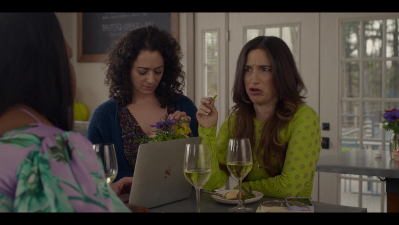 Apple MacBook Laptop in Life & Beth S02E07 "That's What Friends Are For" (2024) - 470240