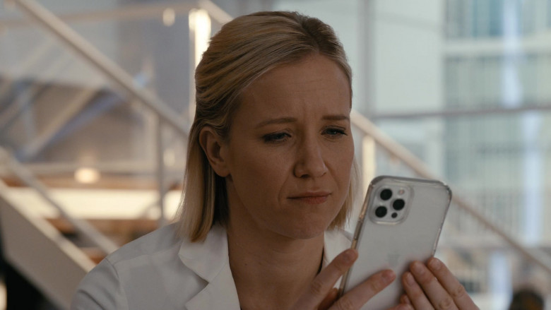 Apple iPhone Smartphones in Chicago Med S09E04 "These Are Not the Droids You Are Looking For" (2024) - 466264