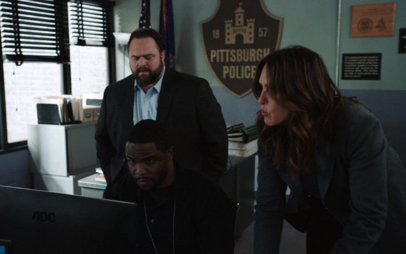 #1173 – ProductPlacementBlog.com – Law & Order – Special Victims Unit – Season 25 Episode 5 – Zone Rouge – 2024 – Brand Tracking (Timecode – H00M19S32)