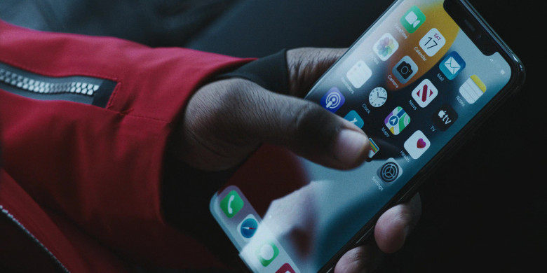 Apple iPhone Smartphones in Mr. & Mrs. Smith S01E03 "First Vacation" (2024) - 463299