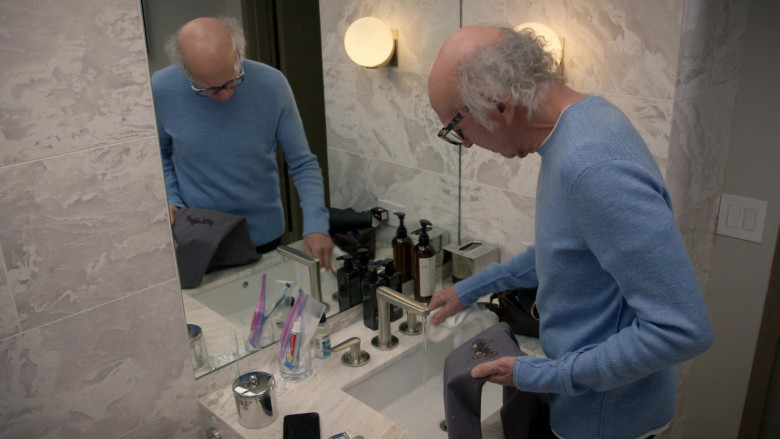 Colgate Toothpaste and Listerine Mouthwash in Curb Your Enthusiasm S12E01 "Atlanta" (2024) - 464962