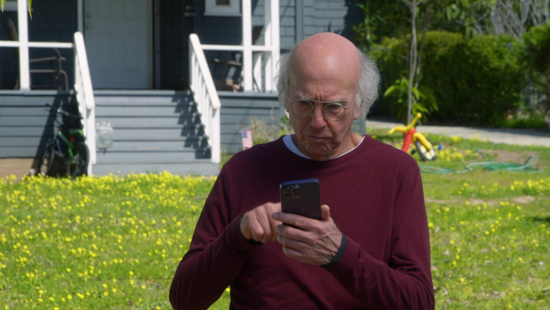 Apple iPhone Smartphones in Curb Your Enthusiasm S12E02 "The Lawn Jockey" (2024) - 467288