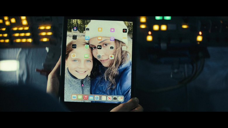 Apple iPad Tablets in Constellation S01E02 "Live and Let Die" (2024) - 472844