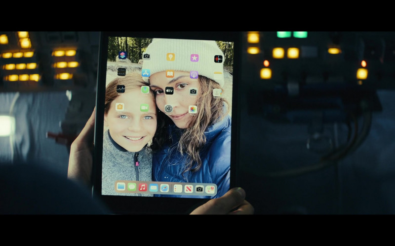 Apple iPad Tablets in Constellation S01E02 "Live and Let Die" (2024)
