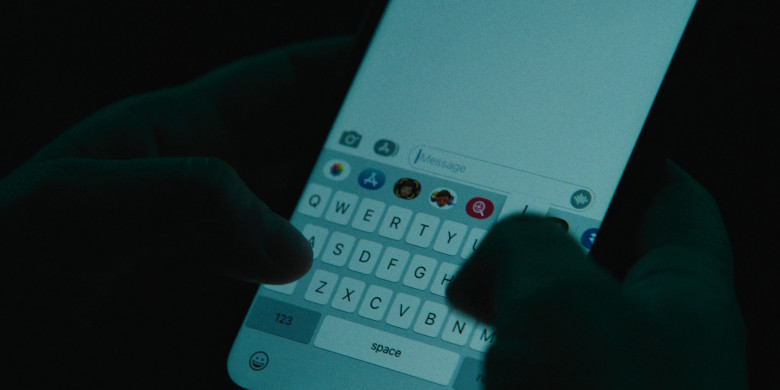 Apple iPhone Smartphones in Mr. & Mrs. Smith S01E01 "First Date" (2024) - 463168