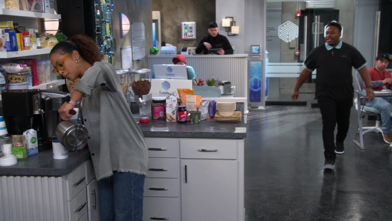 Nutpods Dairy Free Coffee Creamer in The Neighborhood S06E03 "Welcome to the Other Butlers" (2024) - 475207