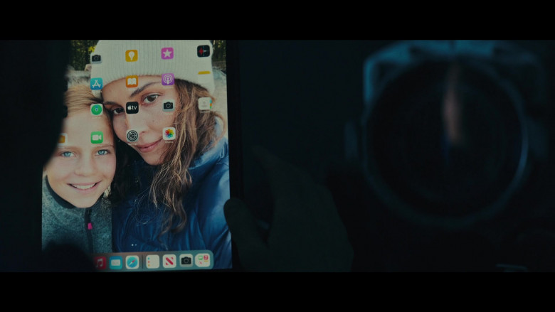 Apple iPad Tablet in Constellation S01E01 "The Wounded Angel" (2024) - 472821