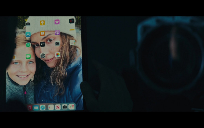 Apple iPad Tablet in Constellation S01E01 "The Wounded Angel" (2024)