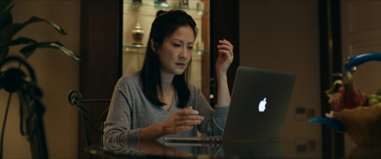 Apple MacBook Laptop in Expats S01E05 "Central" (2024) - 470450