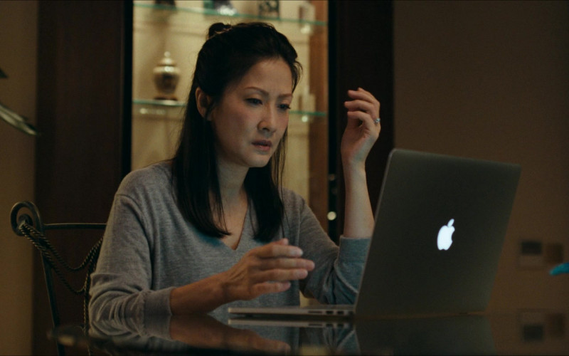 Apple MacBook Laptop in Expats S01E05 "Central" (2024)