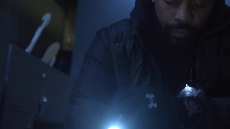 Under Armour Gloves in Chicago P.D. S11E05 "Split Second" (2024) - 473449