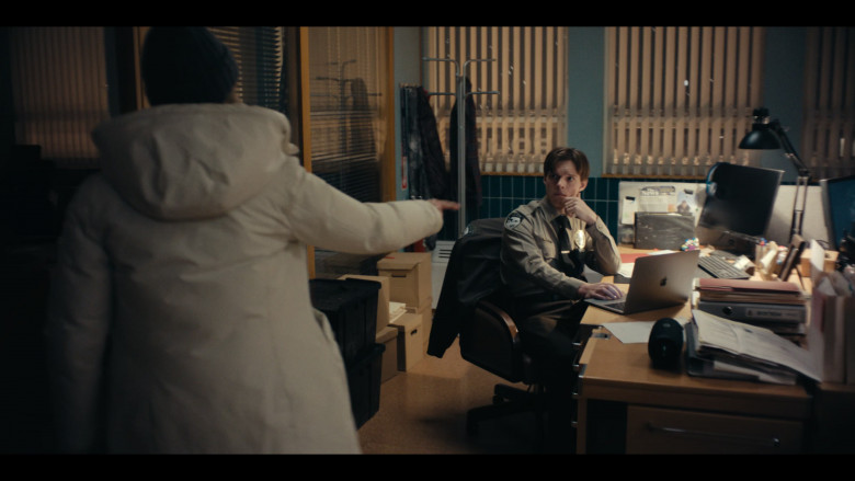Apple MacBook Laptop in True Detective S04E05 "Night Country: Part 5" (2024) - 467786