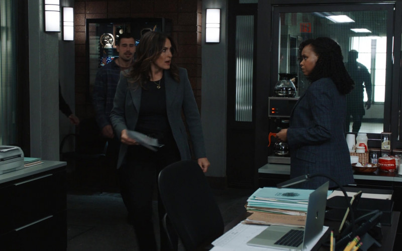 #317 – ProductPlacementBlog.com – Law & Order – Special Victims Unit – Season 25 Episode 5 – Zone Rouge – 2024 – Brand Tracking (Timecode – H00M05S16)