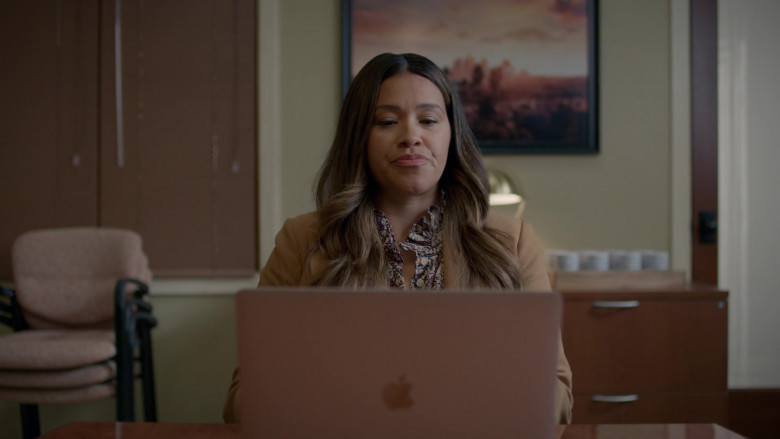 Apple MacBook Laptops in Not Dead Yet S02E01 "Not Owning It Yet" (2024) - 466379