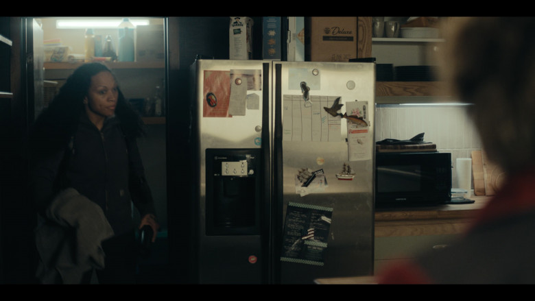 LaCroix Sparkling Water, GE Refrigerator and Quaker Oats in True Detective S04E05 "Night Country: Part 5" (2024) - 467871