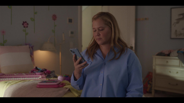 Apple iPhone Smartphone in Life & Beth S02E05 "Claire" (2024) - 470092