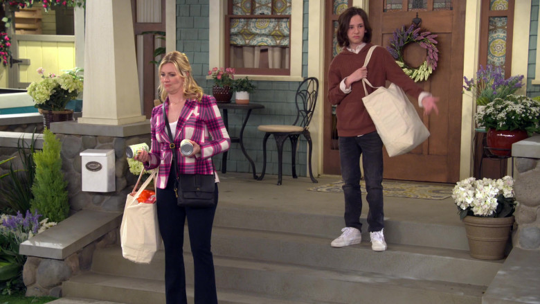Vans Shoes in The Neighborhood S06E01 "Welcome to the Foos Box" (2024) - 468390